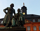 Denkmal der Brüder Grimm vor Gebäude