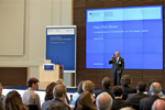 Begrüßung in der Aula durch Hans-Peter Breuer, Fachreferent für Existenzgründungsförderung im BMWi (Bild anzeigen)