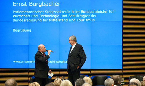 Hans-Peter Breuer stellt Ernst Burgbacher, den Parlamentarischen Staatssekretär beim BMWi, vor.