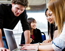 Link zur Seite „www.praktisch-unschlagbar.de“ (Schülerinnen und Schüler interagieren an einem Laptop)