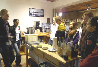 Das Team in den Produktionsräumen einer Kaffeerösterei