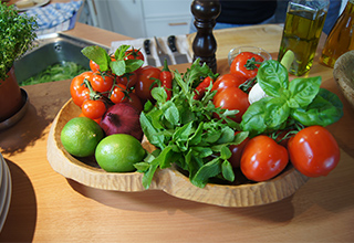 Frische Zutaten zum Kochen, wie Tomaten, Limetten, Basilikum, etc.