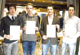 Vier Schüler der Theodor-Heuss-Realschule Plus posieren mit Urkunden