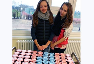 Schülerinnen der Schülerfirma "Kant Shop Schüler-Genossenschaft" beim Catering mit Marmeladengläsern