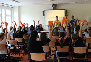 Die Mitglieder der Schülerfirma "Kant Shop Schüler-Genossenschaft" bei einer Abstimmung