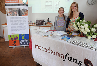 die Schüler der Schülerfirma "macadamiafans Göttingen" am Stand beim Verkauf ihrer Macadamianüsse