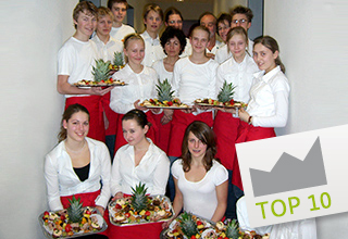 Das Team der Schülerfirma "mathe macchiato" mit bunten Catering-Platten