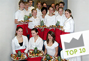 Link zur Seite „mathe macchiato“ (Das Team der Schülerfirma "mathe macchiato" mit bunten Catering-Platten)