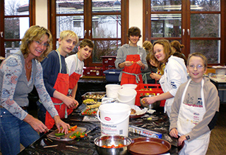 Das Team der Schülerfirma "mathe macchiato" beim Zubereiten von Speisen