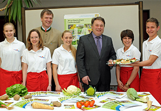Das Team der Schülerfirma "mathe macchiato" mit dem Bürgermeister von Oberhaching und Helmut Brunner - Staatsminister für Ernährung