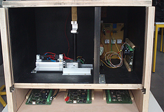 Die Holzbox mit Komponenten, Verkabelungen und Bauteilen