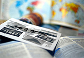 Link zur Seite „Placelet“ (Eine Karte mit Fotos von verschiedenen Orten und Sehenswürdigkeiten und ein Atlas im Hintergrund)