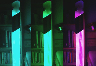 Zu Designerlampen umfunktionierte Straßenpfosten in den Farben Türkis, Grün und Violett
