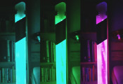 Link zur Seite „reShine“ (Zu Designerlampen umfunktionierte Straßenpfosten in den Farben Türkis, Grün und Violett)