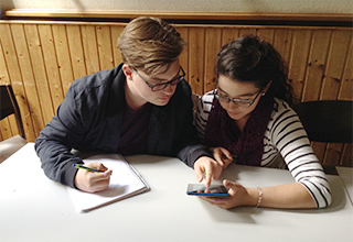 Zwei Schüler der Schülerfirma MGGprog bei der Konzipierung