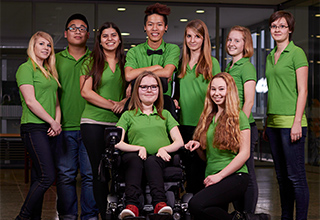 Das Team der Schülerfirma SmartSteel in grünen T-Shirts