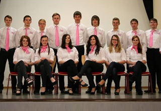Das Team der Schülerfirma Sparkly Dreams mit weißen Hemden, schwarzen Hosen und rosa Krawatten/Halstüchern