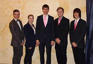 Fünf Mitarbeiter der Schülerfirma "Sparkly Dreams" in Anzügen und rosa Krawatten