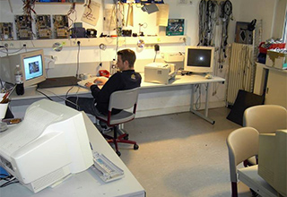 Ein Schüler der Schülerfirma "TuN e.V." an einem Rechner im Arbeitszimmer der Schülerfirma