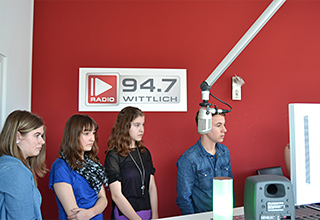 Die Schülerfirma VesperTilio bei einem Radiointerview im Studio des 94.7 Radio Wittlich