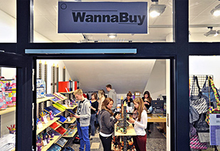 Einblick in den Schülerladen der Schülerfirma WannaBuy, während sich Schüler dort umschauen
