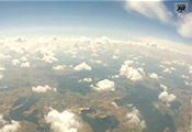 Link zur Seite „Adolf-Reichwein-Schule im Weltall“ (Blick auf die Erde und lockere Wolken aus circa 10000 Metern)