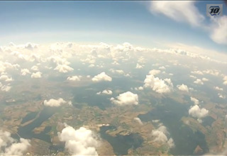 Link zur Seite „Adolf-Reichwein-Schule im Weltall“ (Blick auf die Erde und lockere Wolken aus circa 10000 Metern)