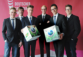 Gruppenbild vom Team AirPack bei der  Preisverleihung vom Deutschen Gründerpreis für Schüler