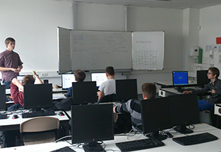 Mitglied vom Team Block4Students in einem Klassenraum bei der Arbeit am Computer