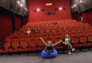 Mitglieder von Team Diffriend in einem Kinosaal
