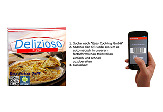 Karton einer Tiefkühlpizza und Smartphone in einer Hand