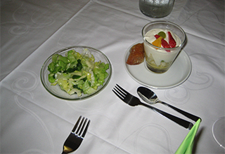 Salat und Joghurt mit Früchten auf einem Tisch