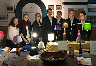 Bild zeigt Verkaufsstand von LamperaLicht mit verschiedenen Lampenmodellen und einigen Team-Mitgliedern dahinter
