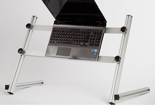 Abbildung der Laptop-Halterung LapLax mit eingehängtem Laptop