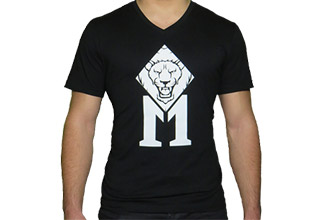 Männliches Model trägt schwarzen MANIAC T-Shirt mit Aufdruck