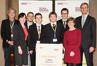 Das Team Nord Bank bei der Preisverleihung von SCHUL/BANKER: vier Schüler und Laudatoren auf der Bühne
