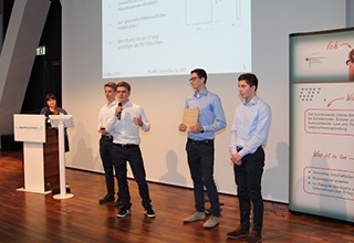Alexander Brod, Maximilian Jagiello, Philip Schäfer und Leopold Schäffer auf der Bühne bei einer Präsentation der PLAM Bottle