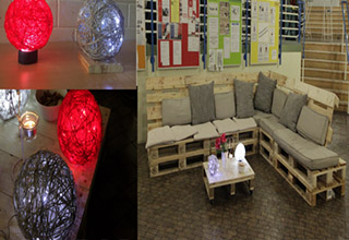 Design-Lampen und Sitzecke aus Paletten mit Kissen und Tisch
