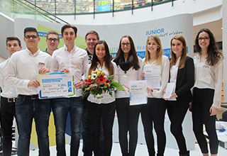 Gruppenbild des Teams bei der JUNIOR Preisverleihung