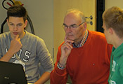 Link zur Seite „STS Schüler trainieren Senioren“ (Zwei Schüler mit einem älteren Herrn bei einem Kurs zur Handhabung des PCs)