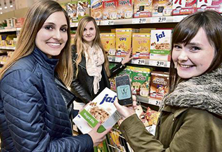 Mitglieder vom Team SchnellSparer führen ihre App im Supermarkt vor