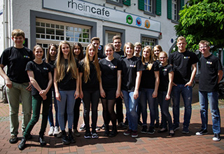 Gruppenbild vom Team der Schülergenossenschaft "Rheincafé" vor dem Café