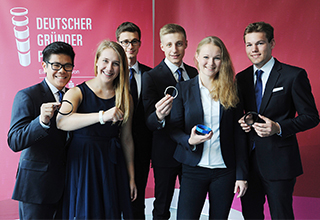 Gruppenbild vom Team Vicurita bei der Preisverleihung vom Deutschen Gründerpreis für Schüler