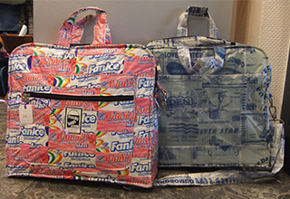 Die pinke und die blaue große Trashy-Bag sind speziell für den Transport von Laptops geeignet