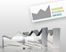 Link zur Seite „Award“ (Gläserner Pokal des SCHÜLER-BUSINESS-AWARD, darüber das Logo des SCHÜLER-BUSINESS-AWARD)