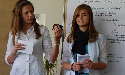 Schülerinnen bei einer Präsentation