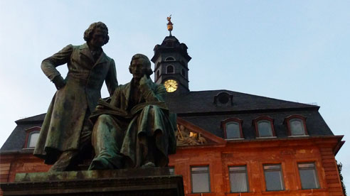 Das Denkmal der Gebrüder Jakob und Wilhelm Grimm vor dem Rathaus auf dem Marktplatz in Hanau.