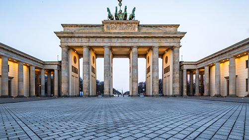 Blick auf Brandenburger Tor in Berlin vom Pariser Platz aus