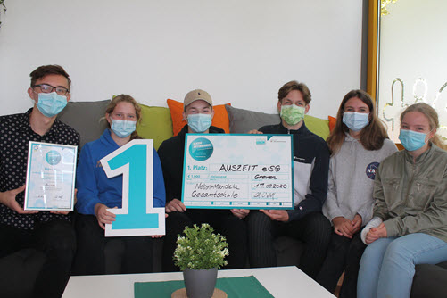 Die Schülerinnen und Schüler des Siegerteams mit Atemschutz-Masken