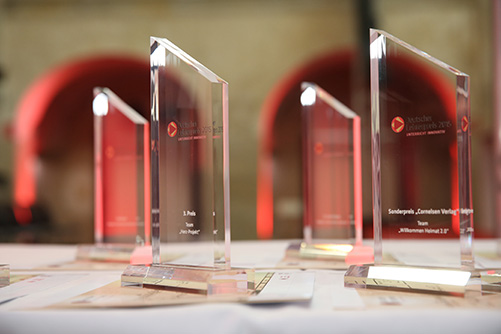 Die Pokale für den Deutschen Lehrerpreis stehen auf einem Tisch